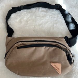 Pacsafe Vibe 100 Hip Pack